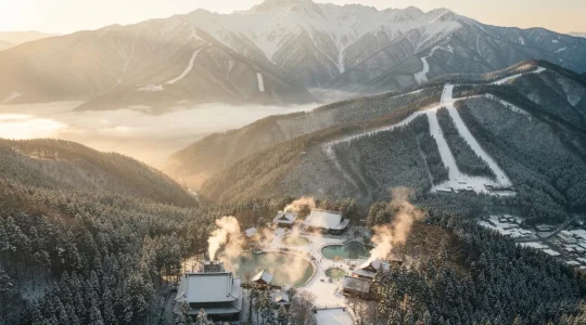 Vue panoramique des Alpes japonaises de Nagano en hiver avec stations de ski, sources chaudes et temples traditionnels