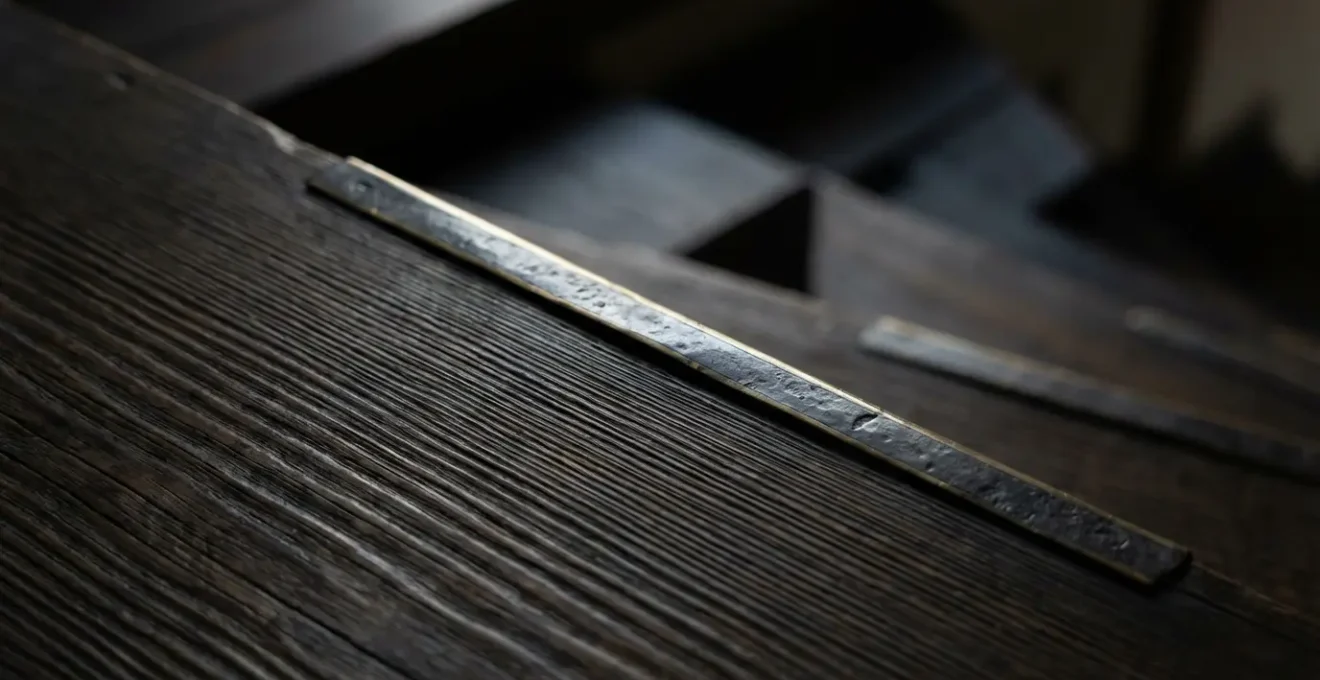 Vue macro détaillée d'un escalier traditionnel japonais en bois avec jeu d'ombres et de lumière naturelle