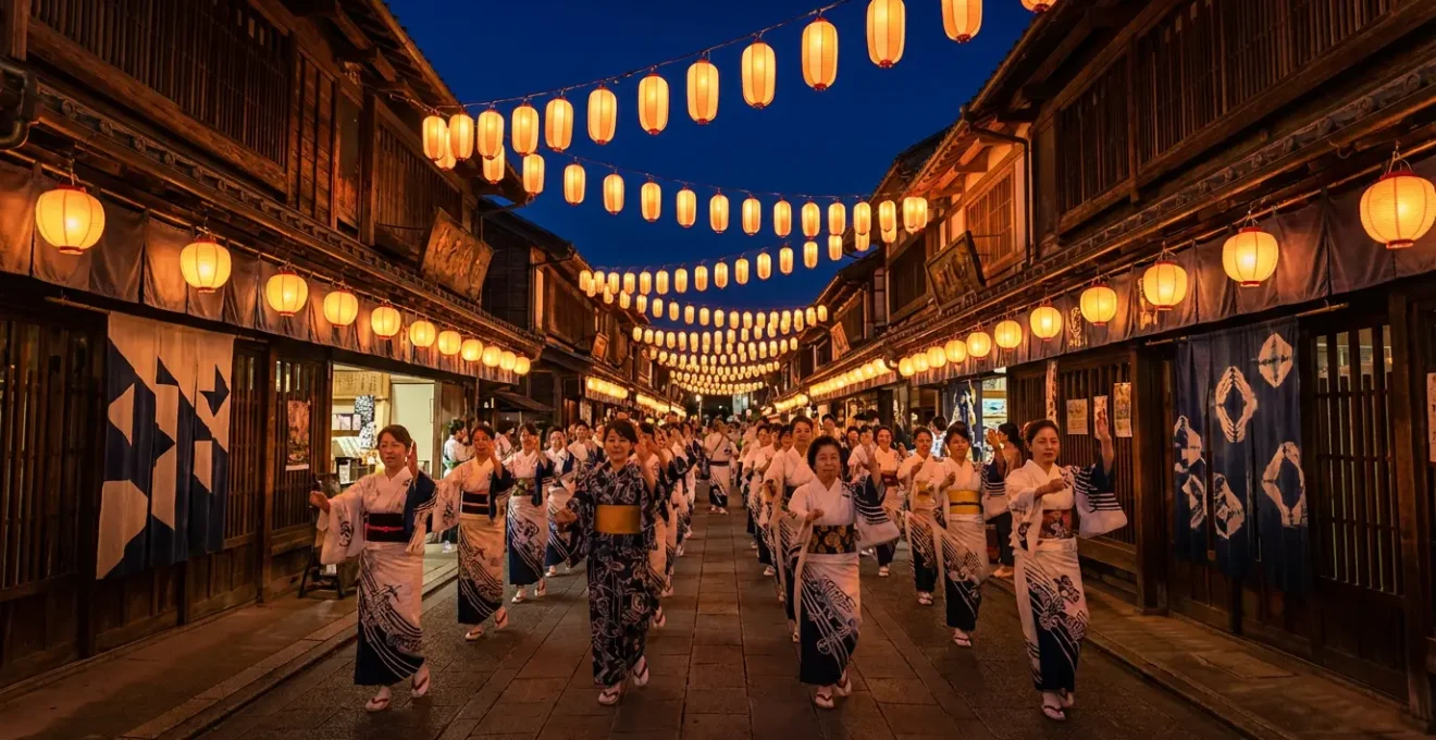 Scène de rue nocturne vibrante du festival Awa Odori avec danseurs en yukata et spectateurs