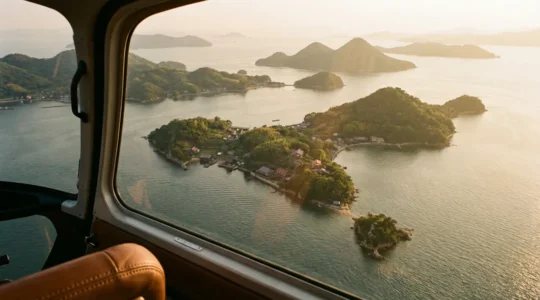 Vue aérienne d'un hélicoptère privé survolant les îles de la mer intérieure de Seto au Japon