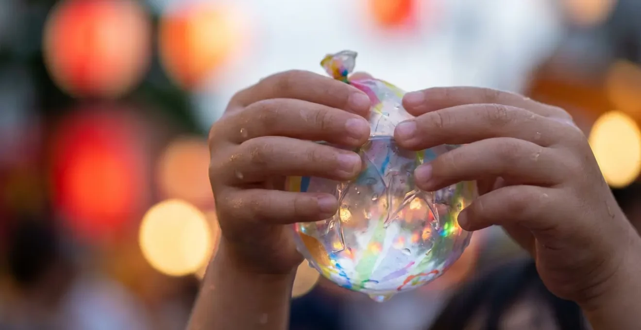 Zones familiales sécurisées d'un matsuri avec jeux traditionnels pour enfants